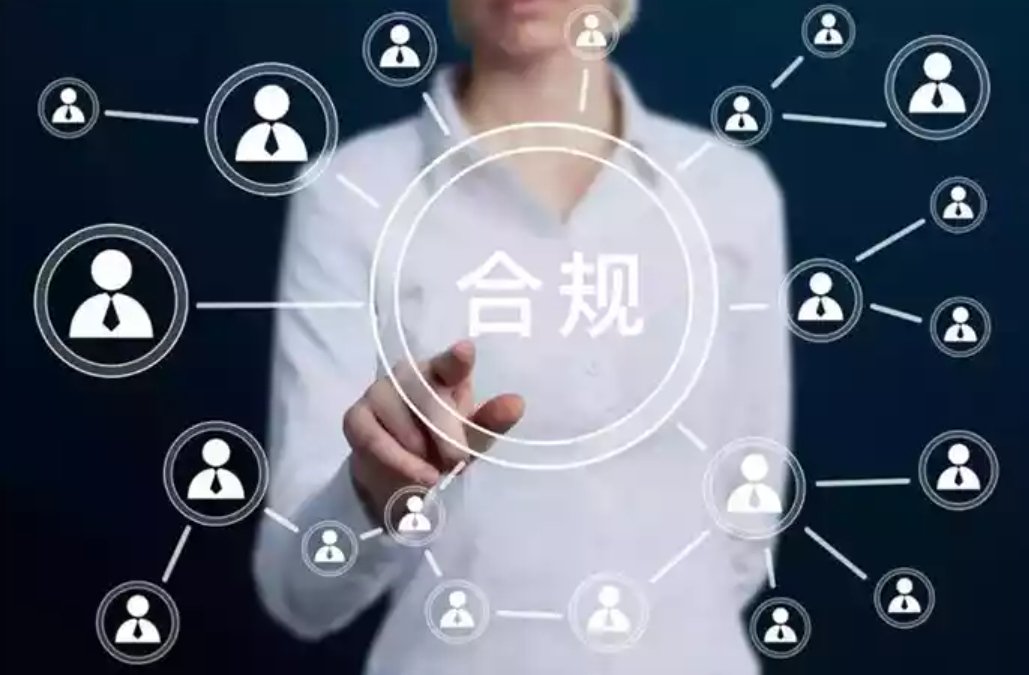 一位投资者对着手机App对比佣金明细
